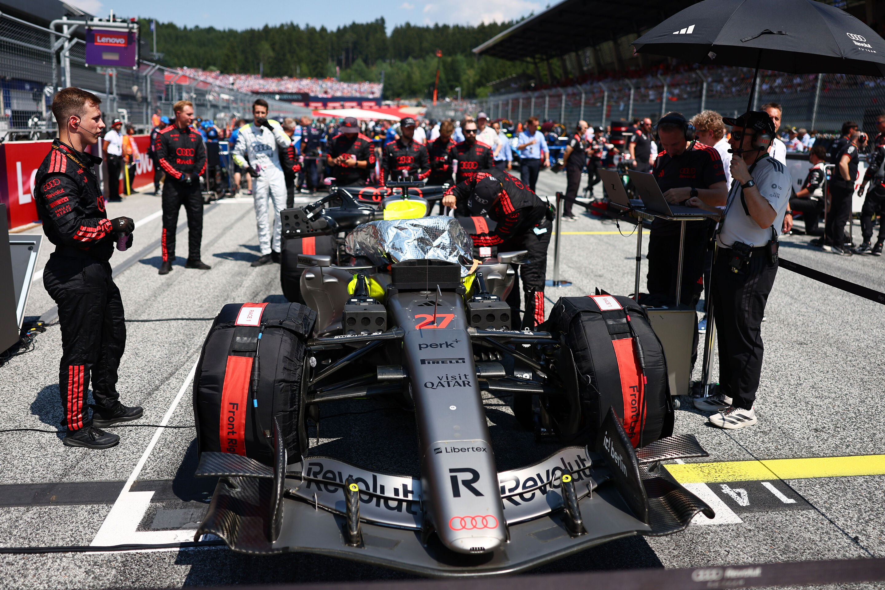 2026 Austrian Grand Prix - Sunday - SPIELBERG, AUSTRIA - JUNE 28: The (27) Audi F1 Team R26 on the grid prior to the F1 Grand Prix of Austria at Red Bull Ring on June 28, 2026 in Spielberg, Austria. (Photo by Andy Hone/LAT Images)