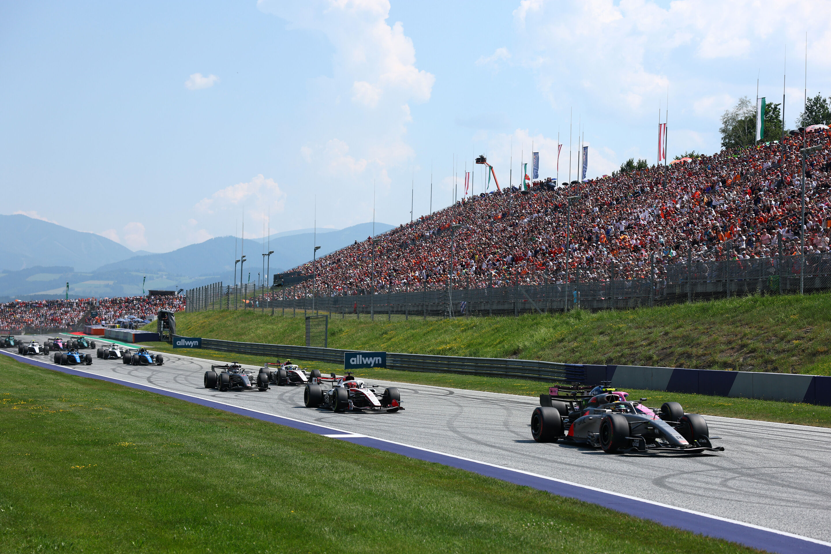 2026 Austrian Grand Prix - Sunday - SPIELBERG, AUSTRIA - JUNE 28: Gabriel Bortoleto of Brazil driving the (5) Audi F1 Team R26 leads Pierre Gasly of France driving the (10) Alpine F1 A526 Mercedes on track during the F1 Grand Prix of Austria at Red Bull...