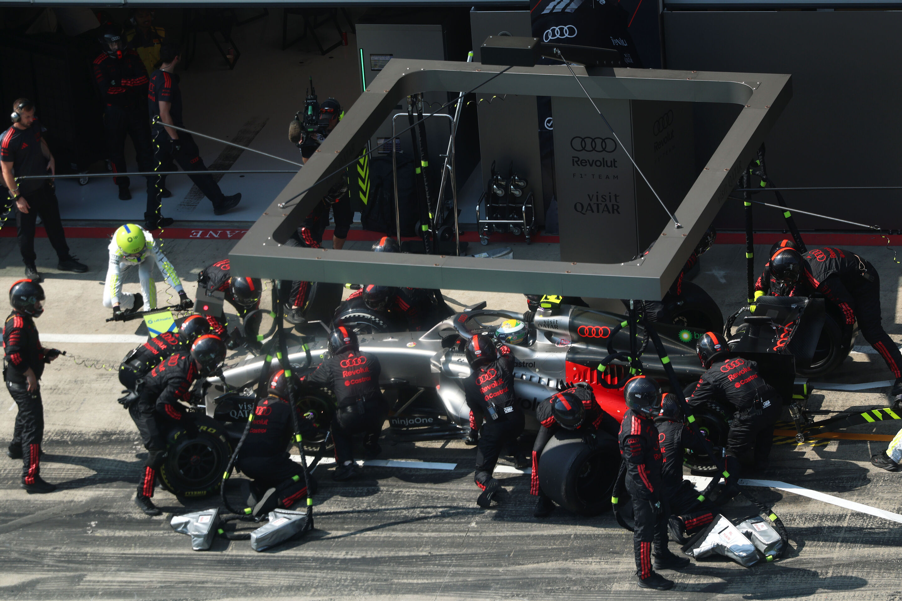 2026 Austrian Grand Prix - Sunday - SPIELBERG, AUSTRIA - JUNE 28: Gabriel Bortoleto of Brazil driving the (5) Audi F1 Team R26 makes a pitstop during the F1 Grand Prix of Austria at Red Bull Ring on June 28, 2026 in Spielberg, Austria. (Photo by Steven...