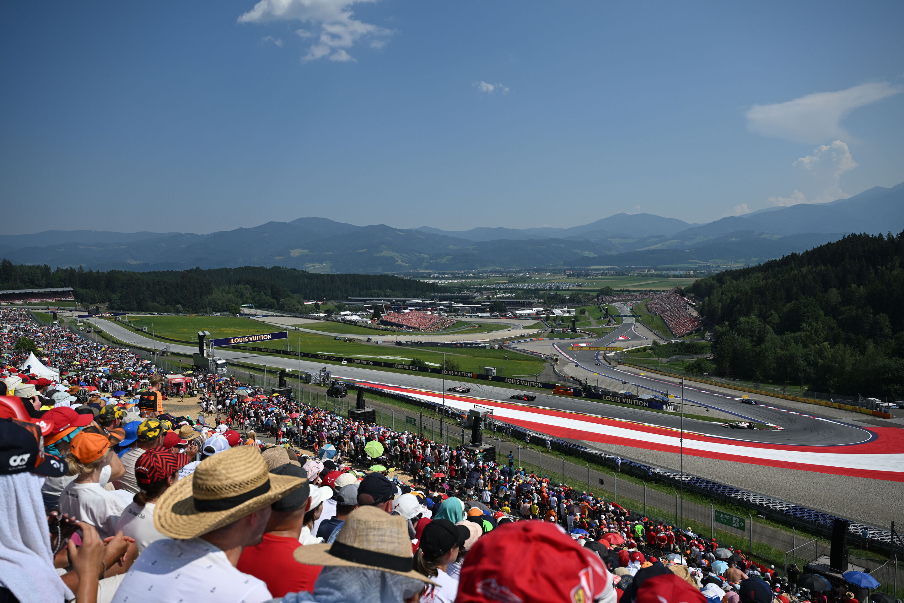 2026 Austrian Grand Prix - Sunday - SPIELBERG, AUSTRIA - JUNE 28: Esteban Ocon of France driving the (31) Haas F1 VF-26 Ferrari leads Nico Hulkenberg of Germany driving the (27) Audi F1 Team R26 on track during the F1 Grand Prix of Austria at Red Bull...