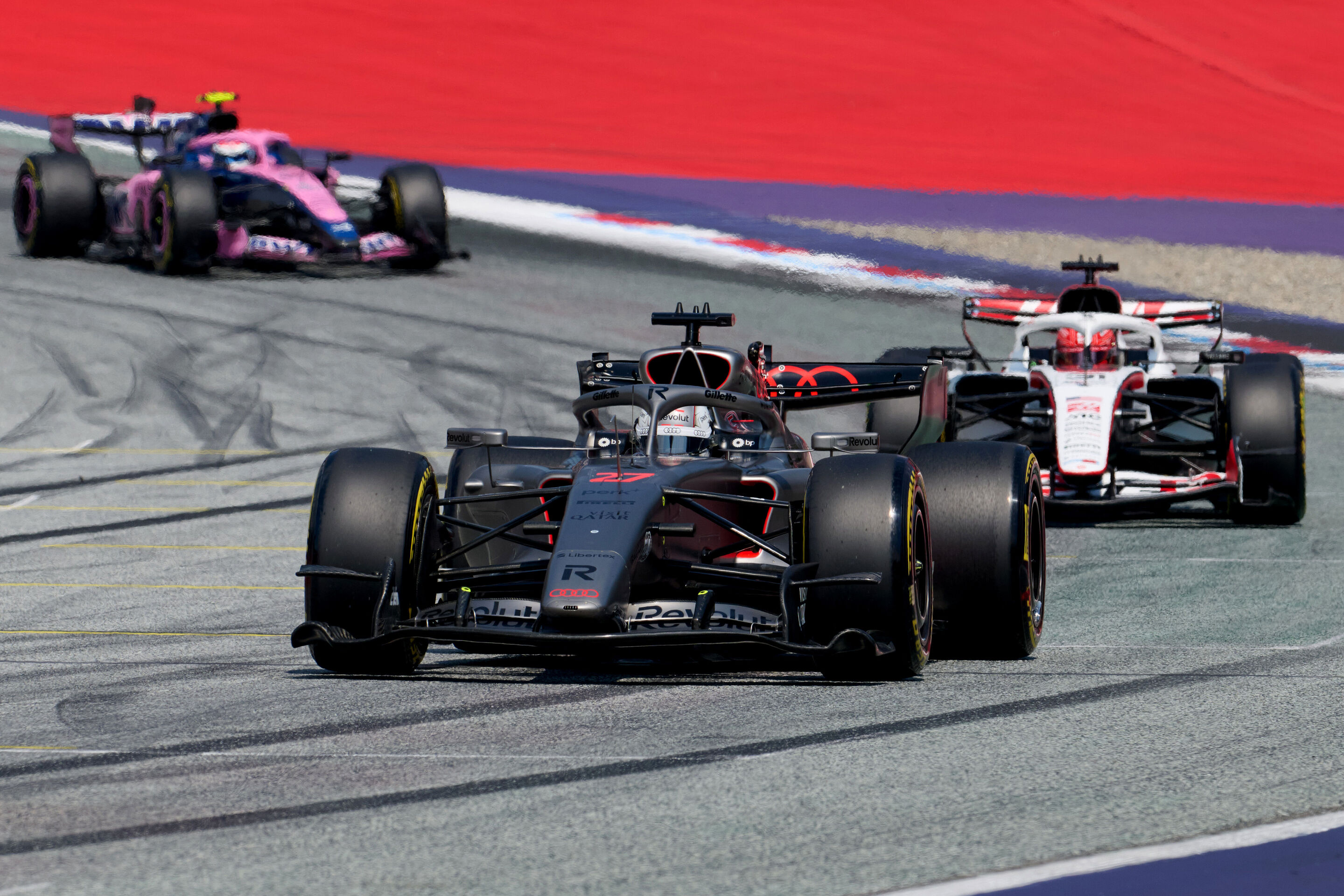 2026 Austrian Grand Prix - Sunday - SPIELBERG, AUSTRIA - JUNE 28: Nico Hulkenberg of Germany driving the (27) Audi F1 Team R26 leads Esteban Ocon of France driving the (31) Haas F1 VF-26 Ferrari on track during the F1 Grand Prix of Austria at Red Bull...