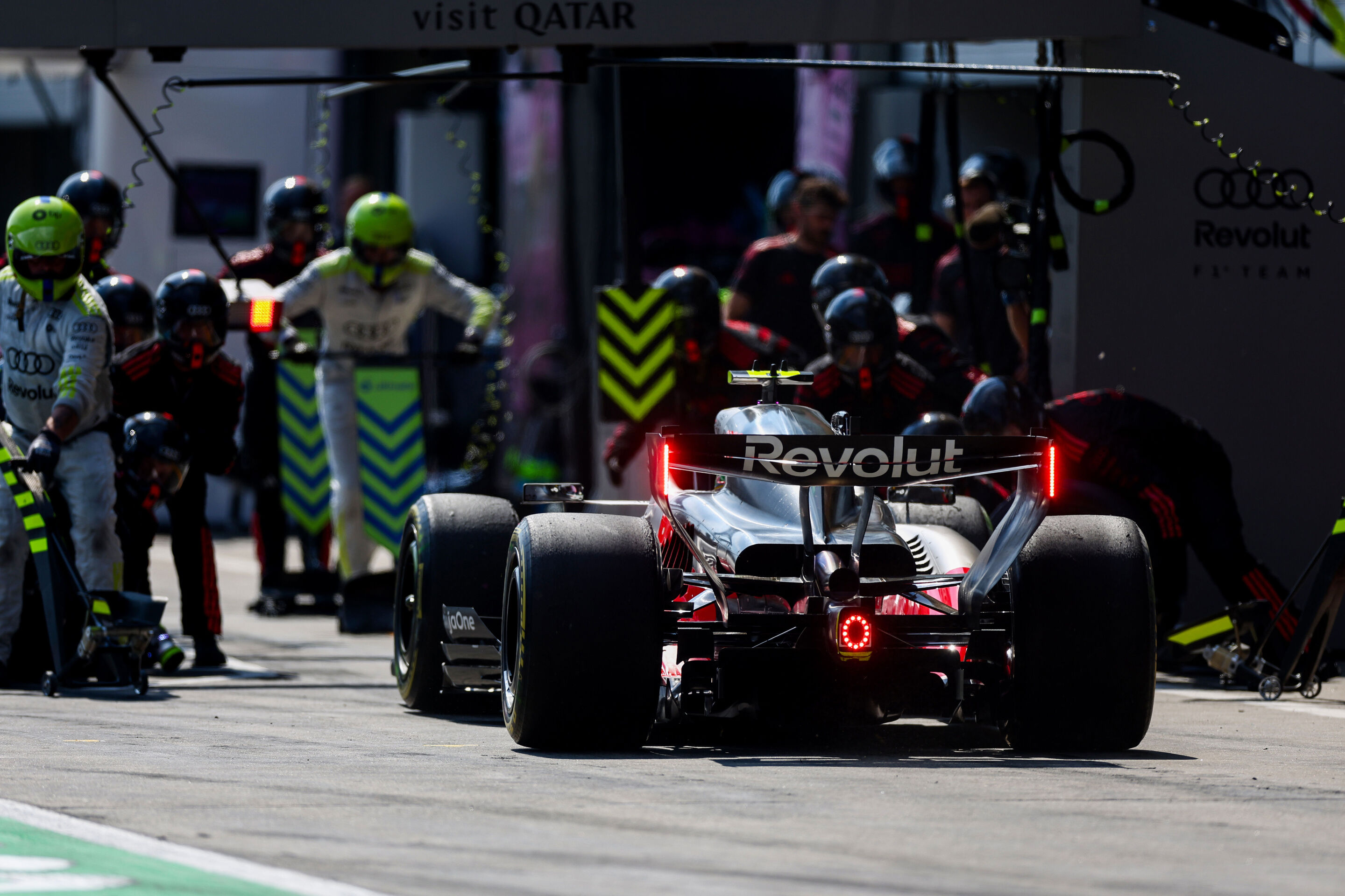 2026 Austrian Grand Prix - Sunday - SPIELBERG, AUSTRIA - JUNE 28: Gabriel Bortoleto of Brazil driving the (5) Audi F1 Team R26 makes a pitstop during the F1 Grand Prix of Austria at Red Bull Ring on June 28, 2026 in Spielberg, Austria. (Photo by Peter...