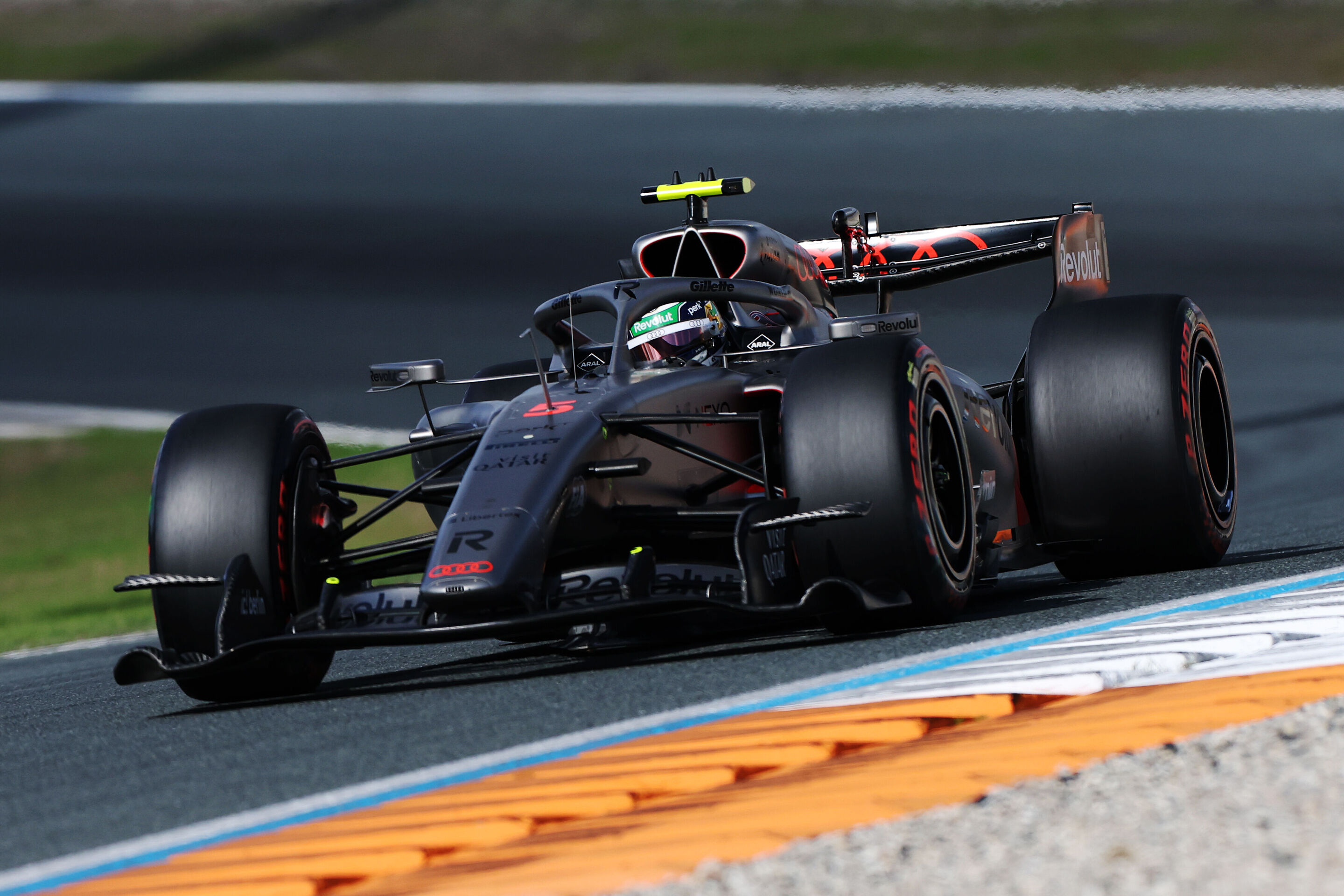 2026 Dutch Grand Prix - Saturday - ZANDVOORT, NETHERLANDS - AUGUST 22: Gabriel Bortoleto of Brazil driving the (5) Audi F1 Team R26 on track during qualifying ahead of the F1 Grand Prix of Netherlands at Circuit Zandvoort on August 22, 2026 in Zandvoort,...