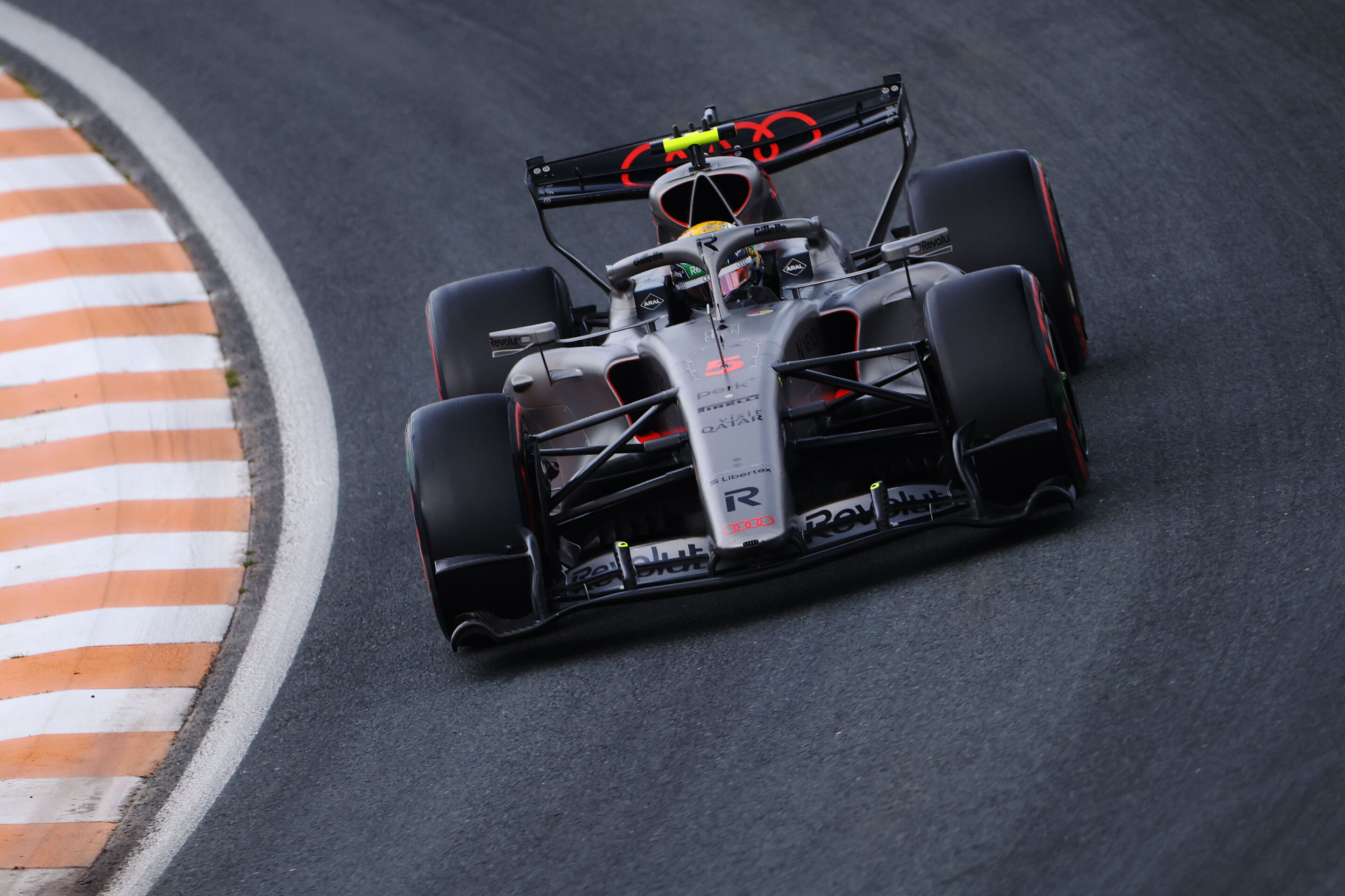 2026 Dutch Grand Prix - Saturday - ZANDVOORT, NETHERLANDS - AUGUST 22: Gabriel Bortoleto of Brazil driving the (5) Audi F1 Team R26 on track during qualifying ahead of the F1 Grand Prix of Netherlands at Circuit Zandvoort on August 22, 2026 in Zandvoort,...