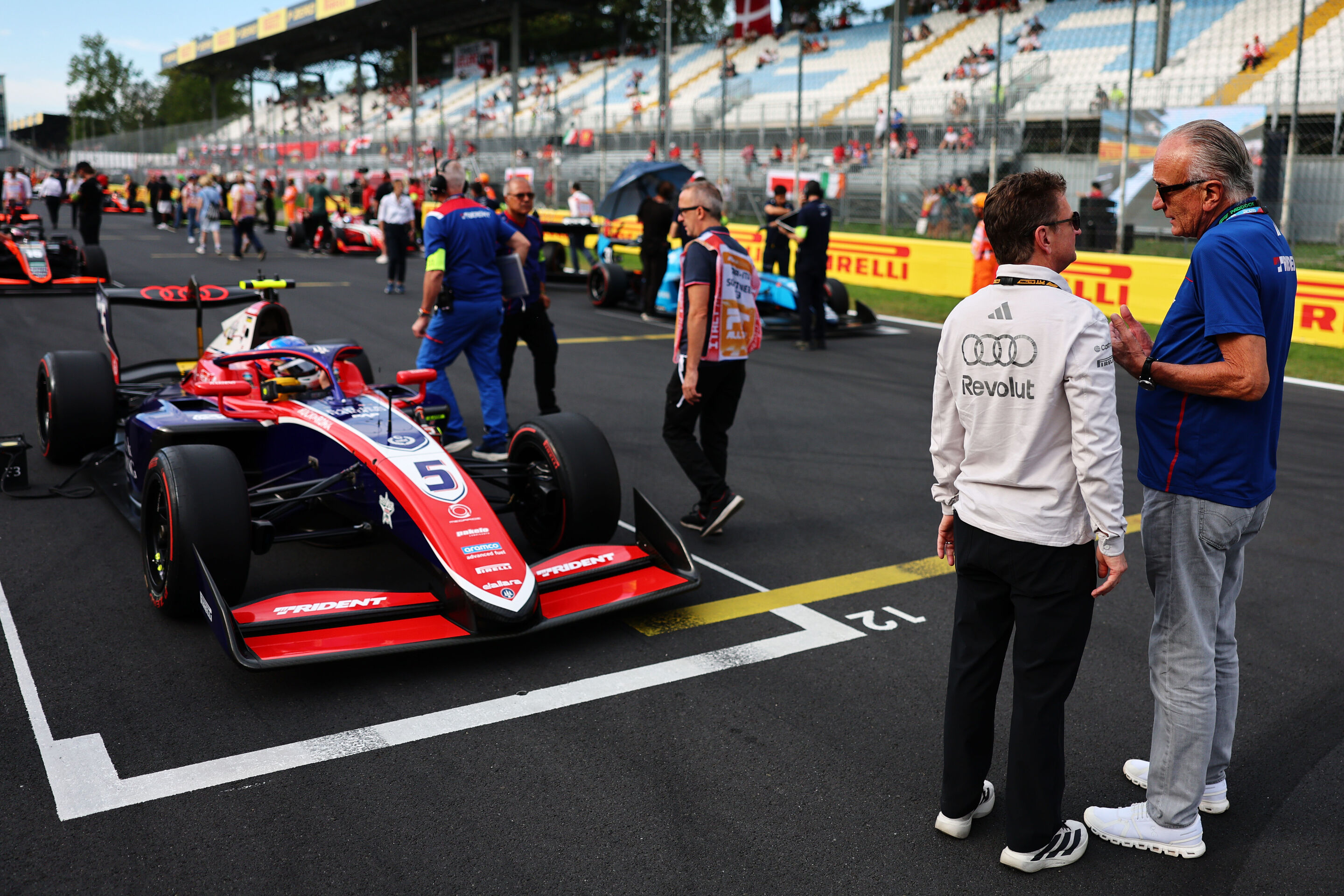 2026 Italian Grand Prix - F3 - MONZA, ITALY - SEPTEMBER 05: Allan McNish, Racing Director of Audi F1 Team and Freddie Slater of Great Britain and TRIDENT (5) on the grid during the Round 8 Monza Sprint race of the Formula 3 Championship at Autodromo Nazionale...