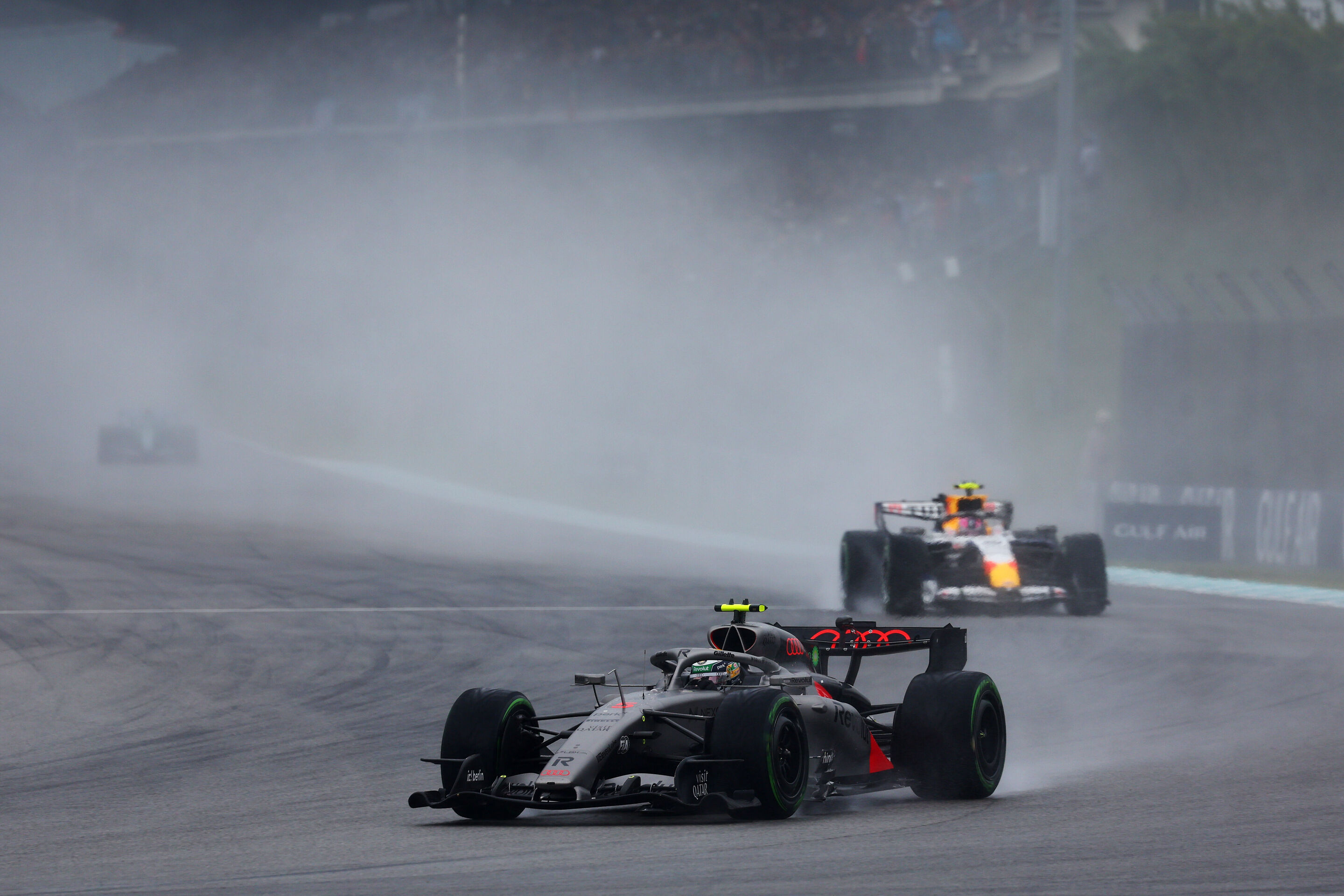 F1 Grand Prix of Bahrain in Malaysia - KUALA LUMPUR, MALAYSIA - OCTOBER 04: Gabriel Bortoleto of Brazil driving the (5) Audi F1 Team R26 leads Liam Lawson of New Zealand driving the (30) Visa Cash App Racing Bulls VCARB 03 RB Ford on the formation lap...