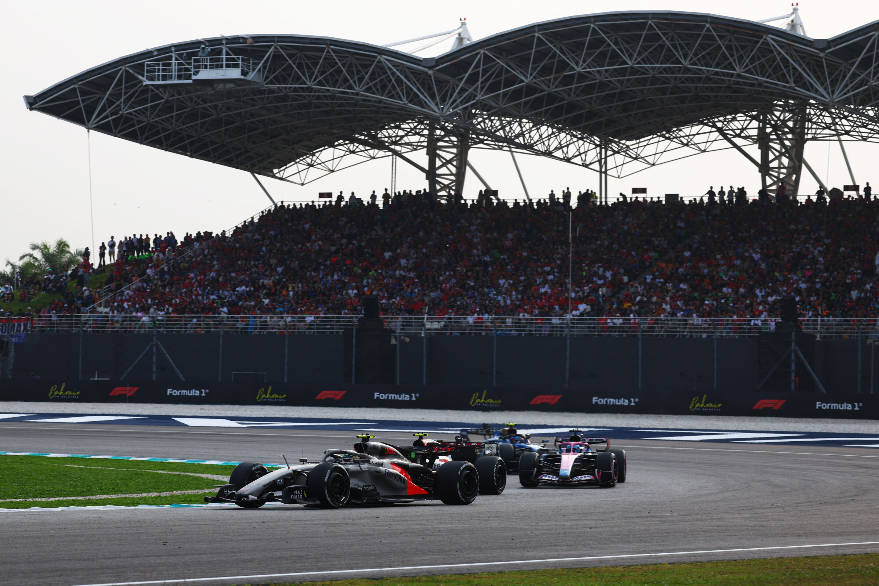 F1 Grand Prix of Bahrain in Malaysia - KUALA LUMPUR, MALAYSIA - OCTOBER 04: Gabriel Bortoleto of Brazil driving the (5) Audi F1 Team R26 leads Oliver Bearman of Great Britain driving the (87) Haas F1 VF-26 Ferrari and Pierre Gasly of France driving the...