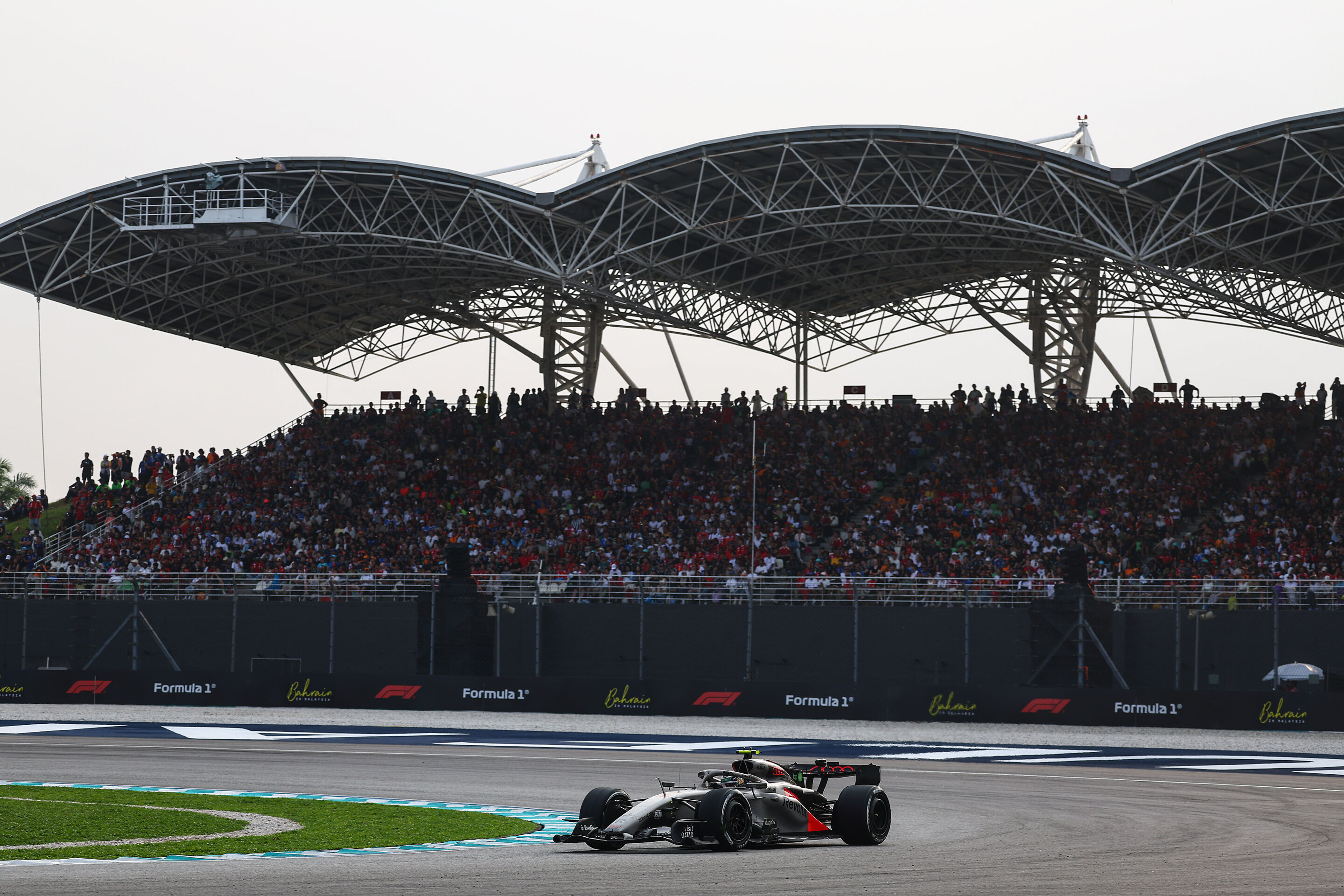 F1 Grand Prix of Bahrain in Malaysia - KUALA LUMPUR, MALAYSIA - OCTOBER 04: Gabriel Bortoleto of Brazil driving the (5) Audi F1 Team R26 on track during the F1 Grand Prix of Bahrain in Malaysia at Sepang Circuit on October 04, 2026 in Kuala Lumpur, Malaysia....