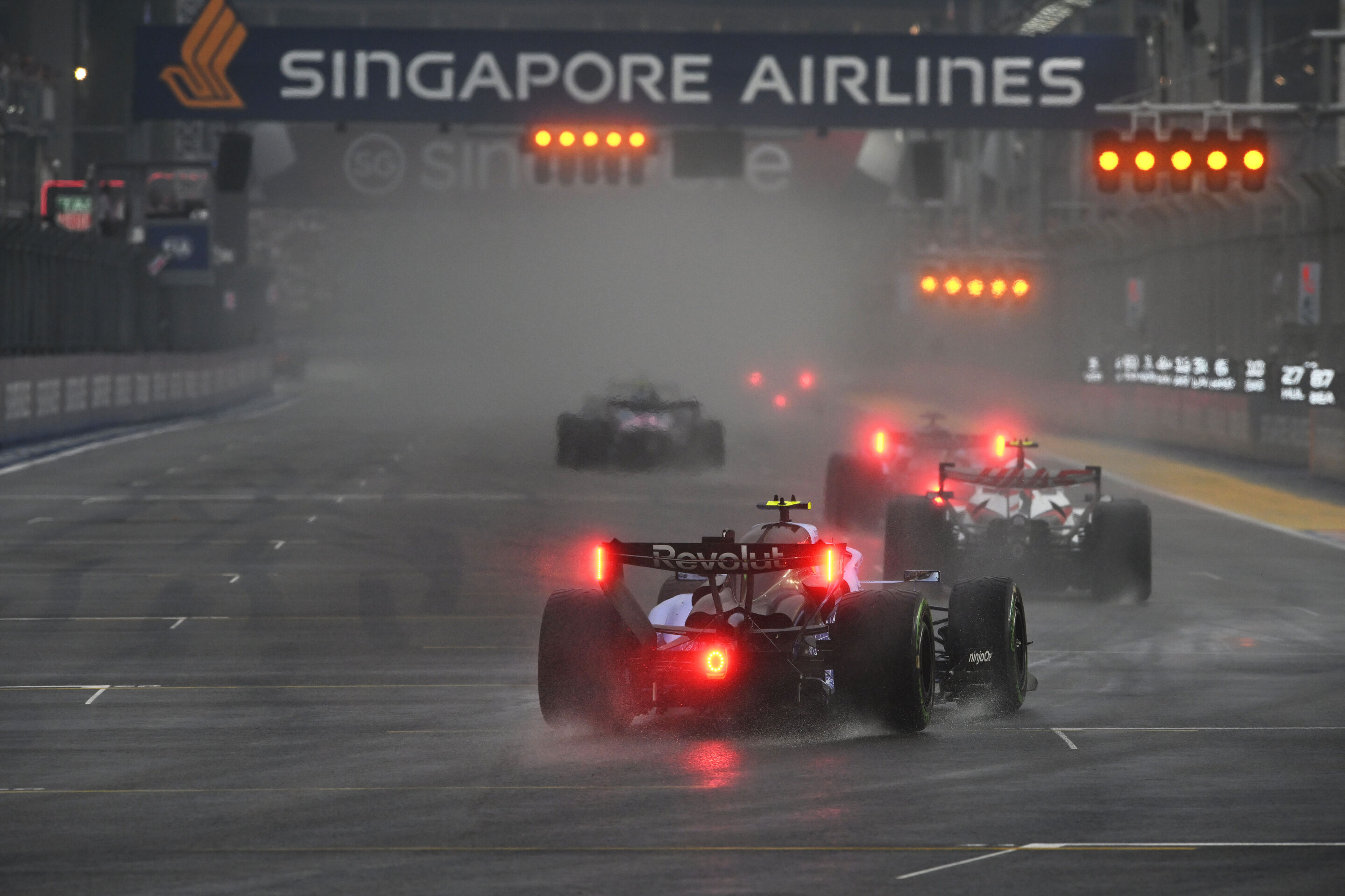 F1 Grand Prix Of Singapore - Sprint & Qualifying - SINGAPORE, SINGAPORE - OCTOBER 10: Oliver Bearman of Great Britain driving the (87) Haas F1 VF-26 Ferrari leads Gabriel Bortoleto of Brazil driving the (5) Audi F1 Team R26 on track during the Sprint...