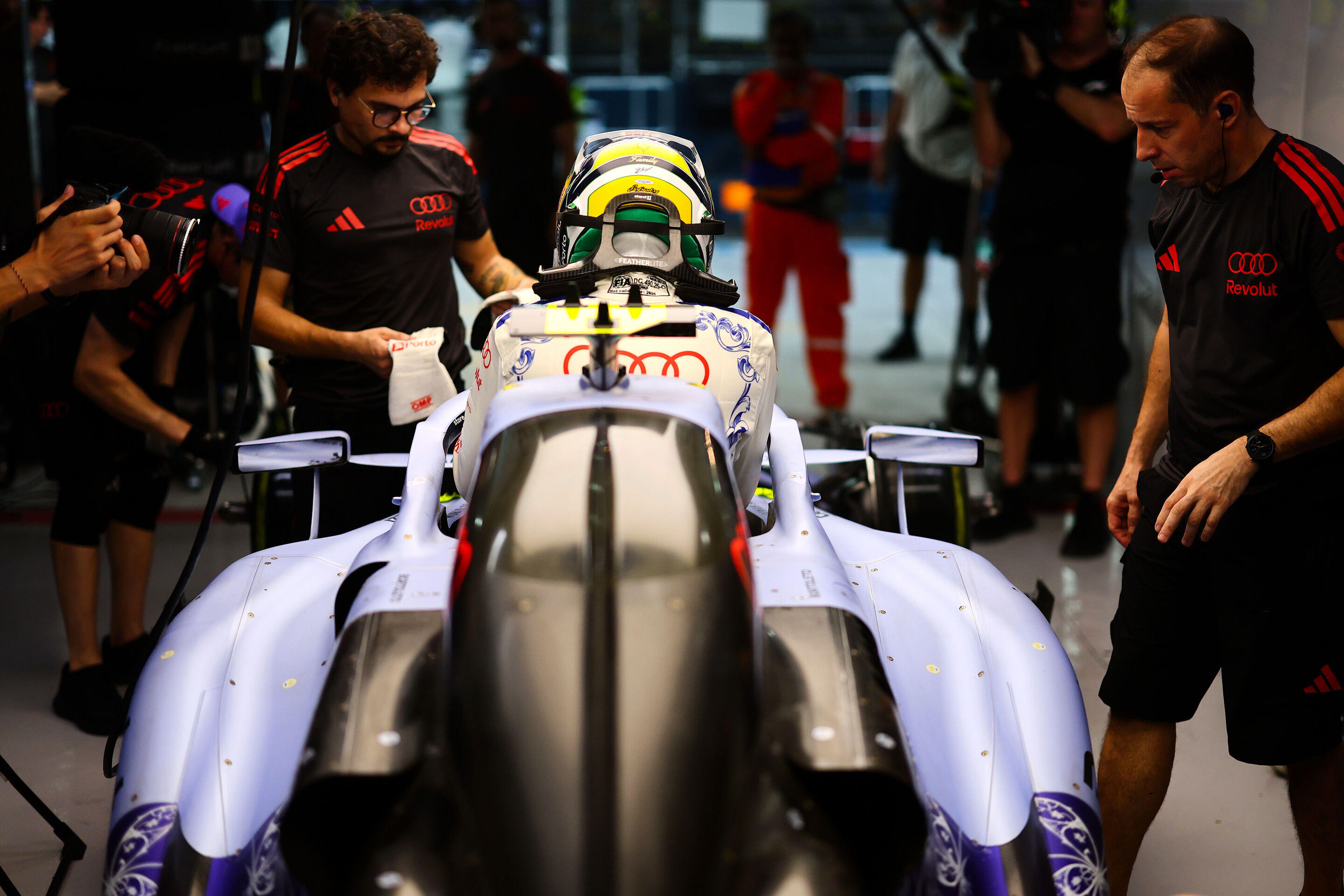 F1 Grand Prix Of Singapore - Sprint & Qualifying - SINGAPORE, SINGAPORE - OCTOBER 10: Gabriel Bortoleto of Brazil and Audi F1 Team prepares to drive during qualifying ahead of the F1 Grand Prix of Singapore at Marina Bay Street Circuit on October 10,...
